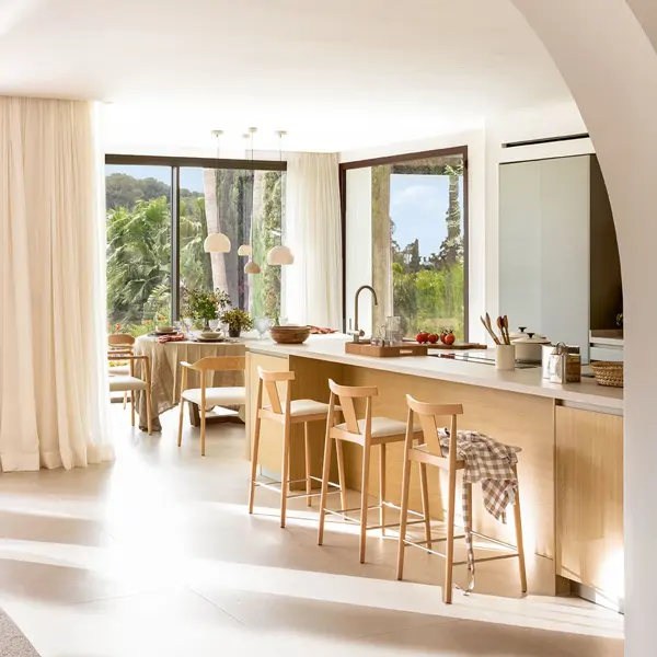 Las cocinas en tendencia del verano 2025: azulejos verdes, electrodomésticos panelado y armarios sin tiradores