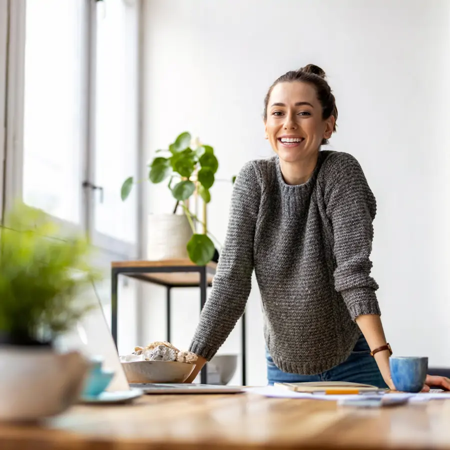 Mujer decoradora en su casa iStock