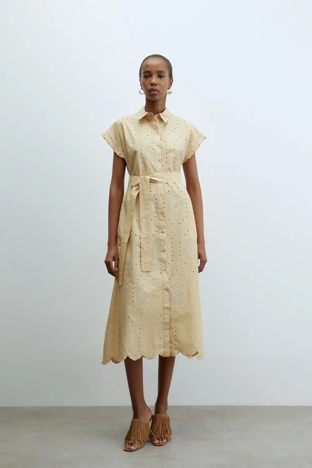 Vestido camisero troquelado