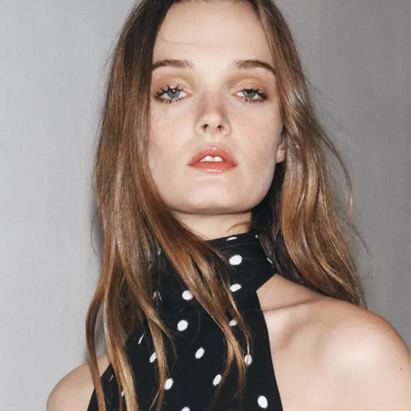 Ha llegado hoy a Zara el vestido de lunares ideal para el verano: la prenda favorita de los 80 que es tendencia (por solo 25,99€)