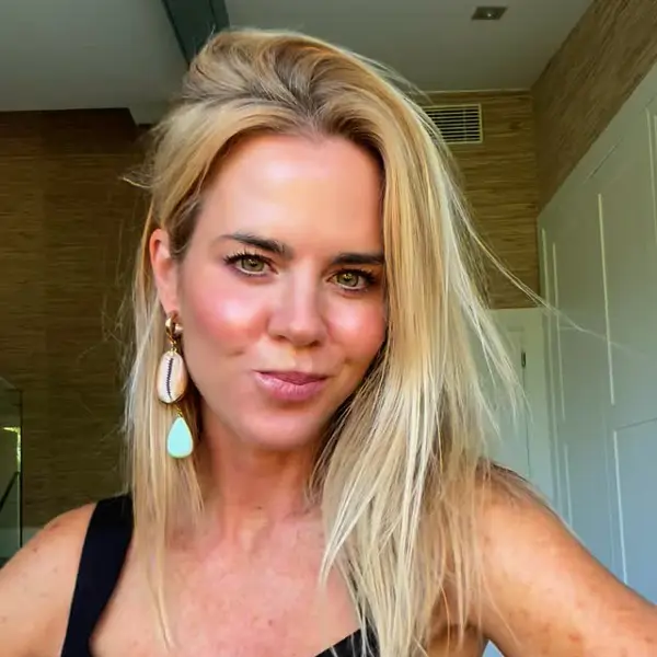 Amelia Bono (44 años) tiene el cesto plegable 2 en 1, con asas y de fibras naturales más bonito del verano 2025