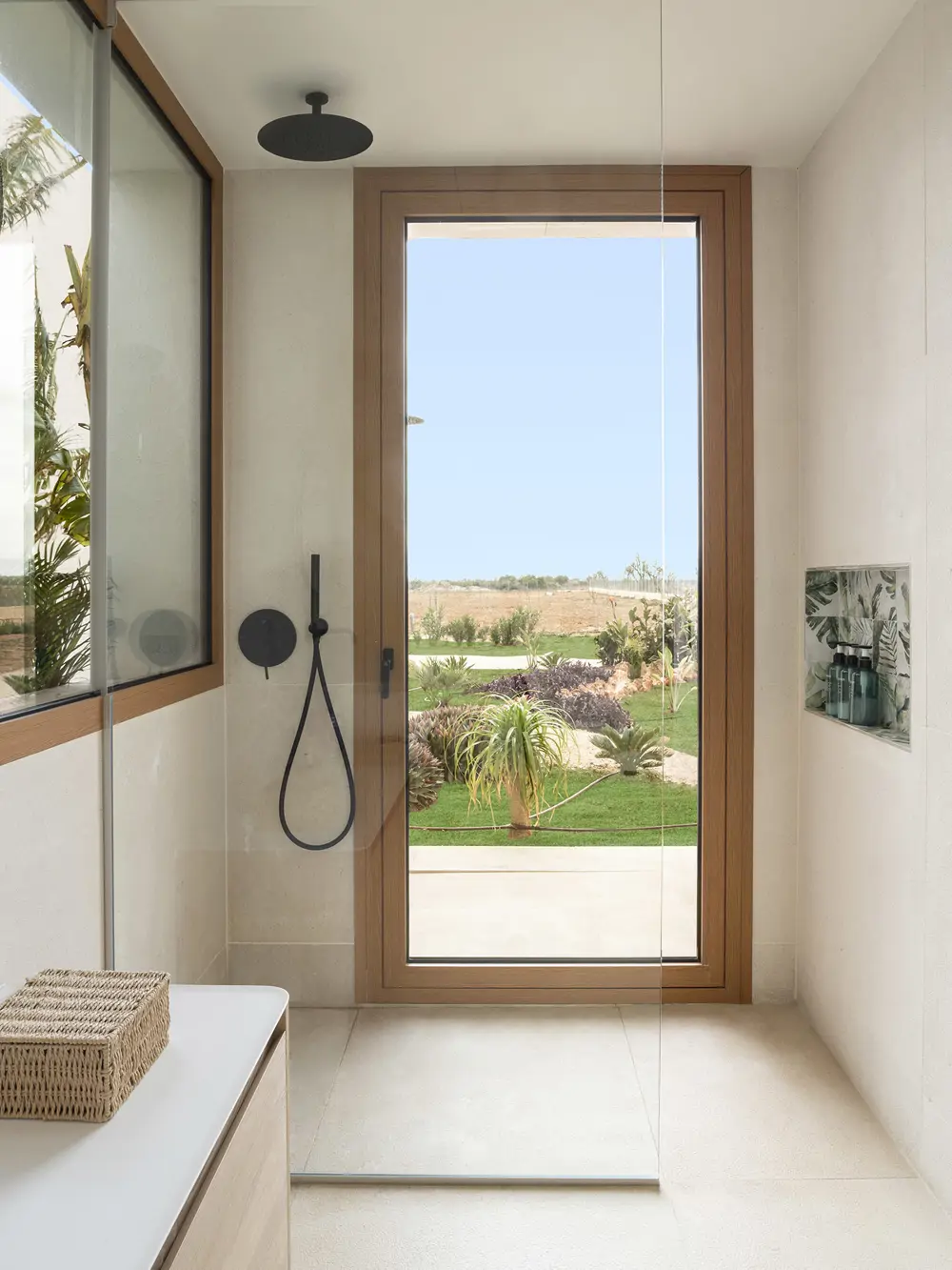 Baño moderno con mampara