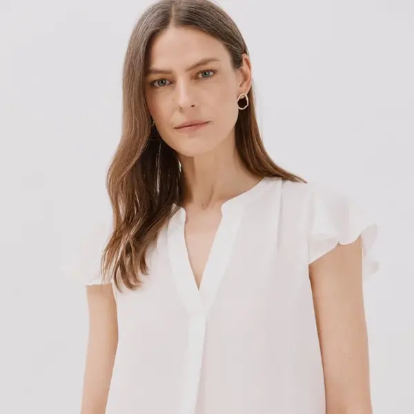Si tuviera 60 años no llevaría tirantes: 5 blusas simples, holgaditas y con manga de Cortefiel (ideales para looks de verano chic y elegantes)