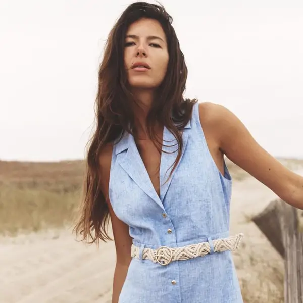 Si tuviera 60 años usaría este vestido de lino de Zara que es ideal para combinar con estas sandalias Skechers (por menos de 28€)