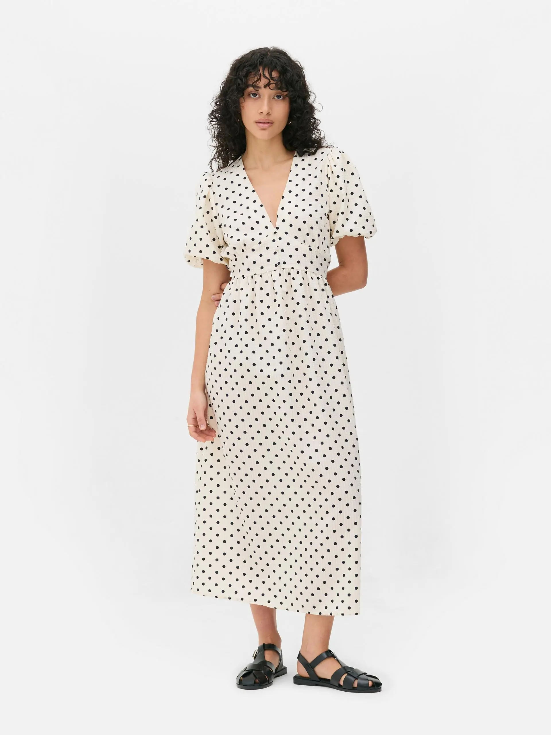 Vestido midi con estampado de lunares