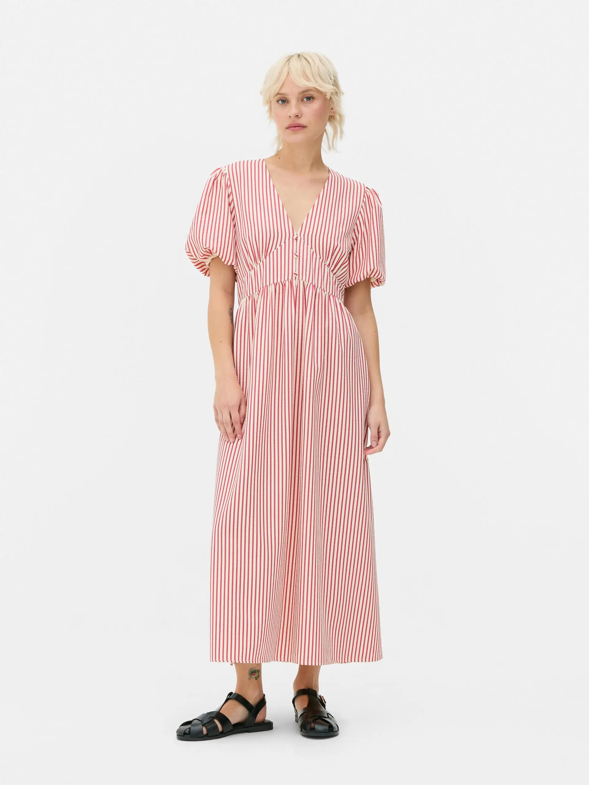 Vestido midi texturizado con botones
