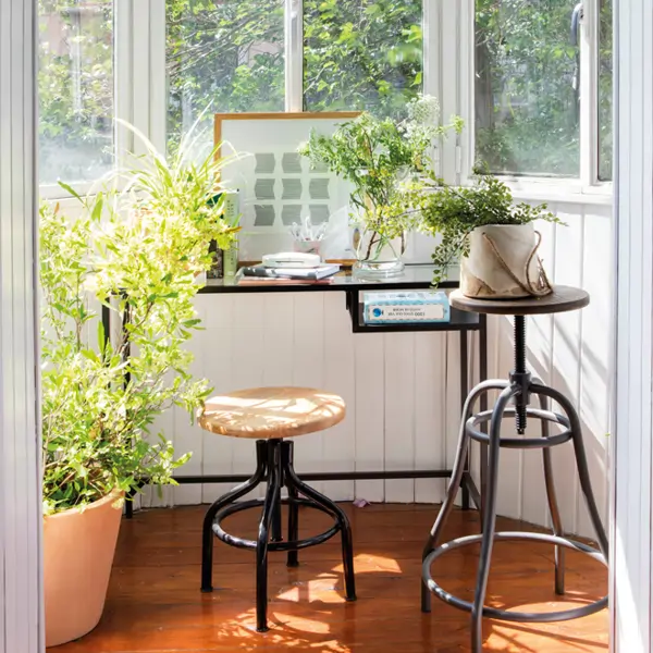 Una chica española de 30 años se muda a Múnich y convierte un diminuto y sucio balcón de 1 m² en un rincón acogedor, lleno de encanto, con muebles reciclados de IKEA y hortensias
