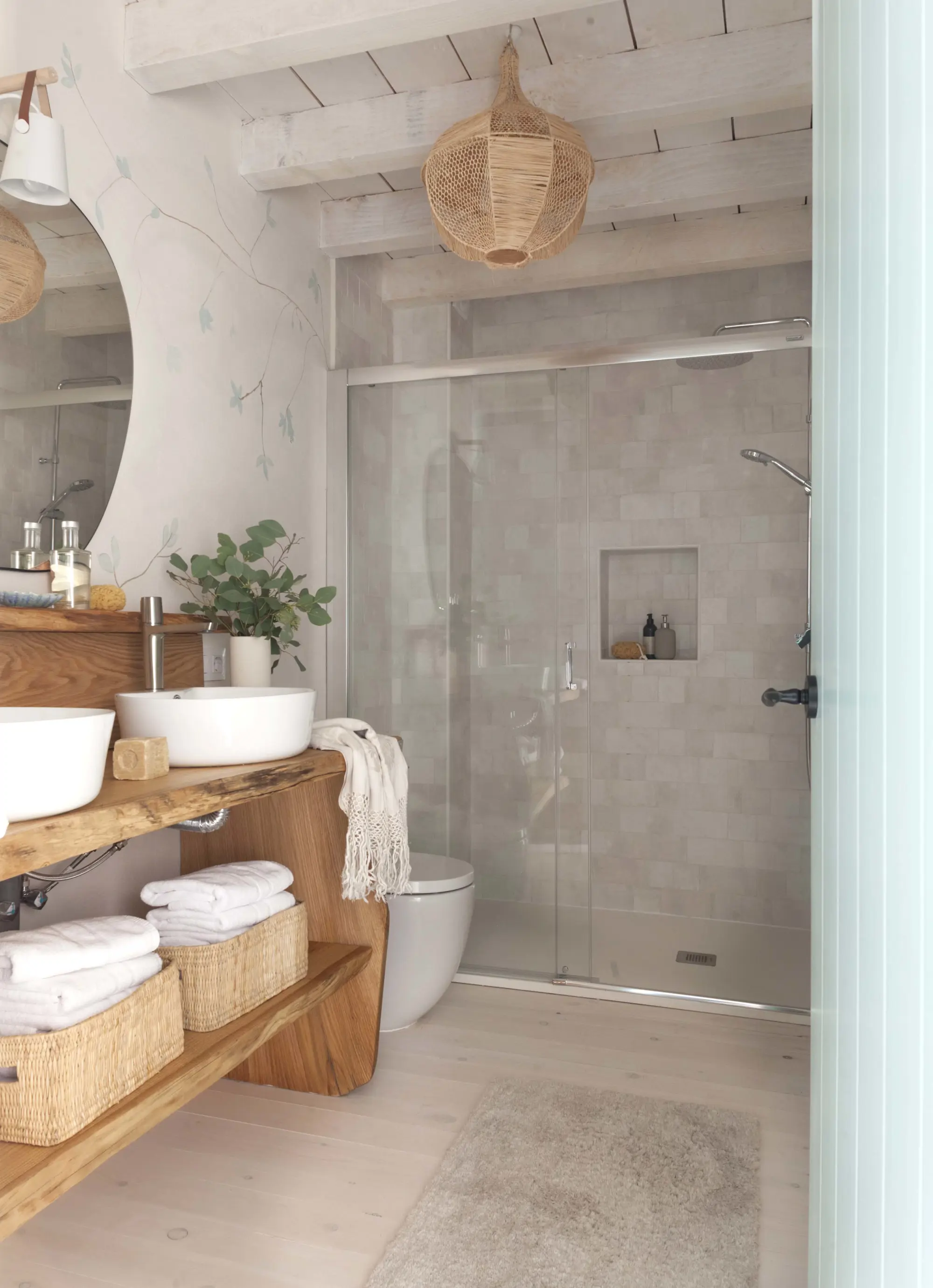 Baño con lámpara de techo