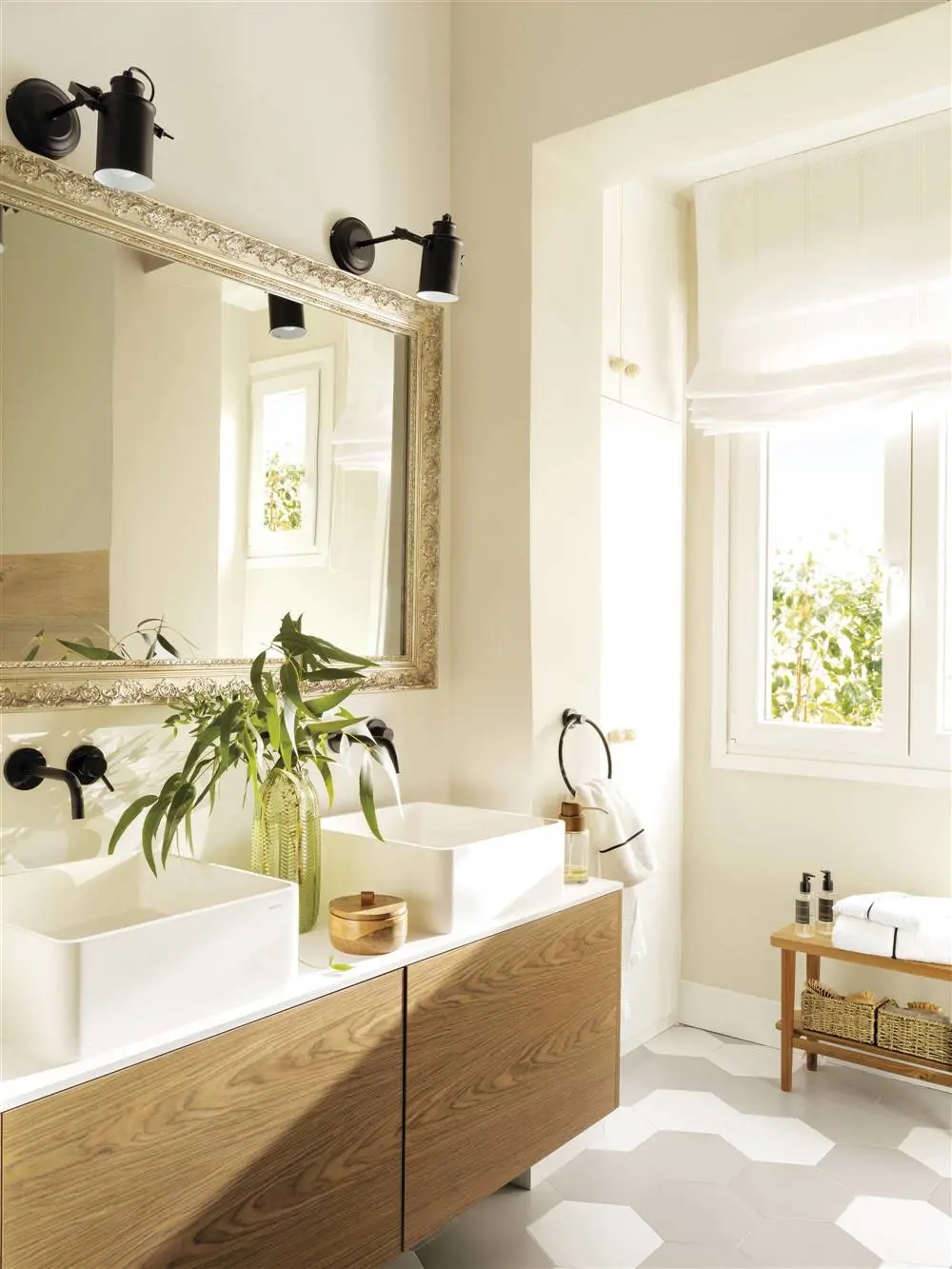 Baño con mueble de madera y espejo dorado 