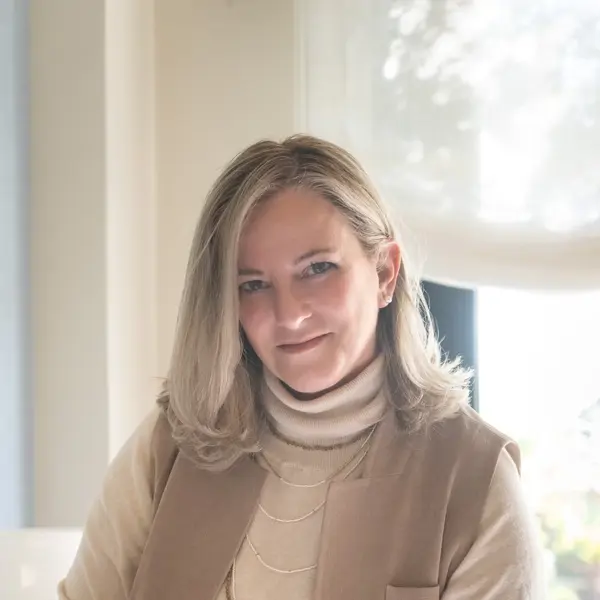 Paula Duarte, interiorista: "Si una persona mayor ha perdido la comodidad en su casa, debe evitar escaleras, ampliar las puertas y poner platos de ducha a ras de suelo"