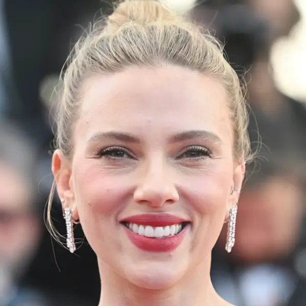 Scarlett Johansson (40 años): "Limpio la habitación antes de que llegue la señora de la limpieza; nunca encontrarás ropa sucia en mi piso. No soporto el desorden"
