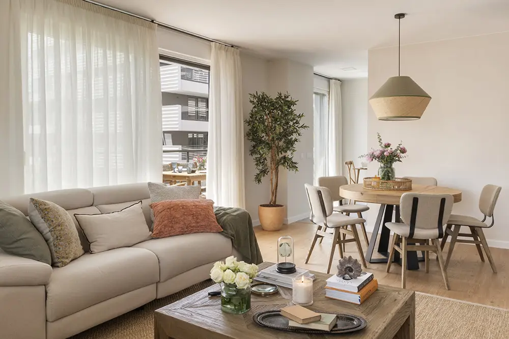 Un salón comedor recogido y cálido