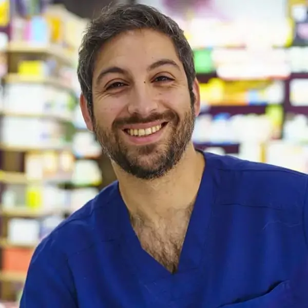 Álvaro Fernández, farmacéutico: "Lava la ropa nueva antes de usarla, en la tienda le ponen productos químicos para que no se arrugue y brille más"