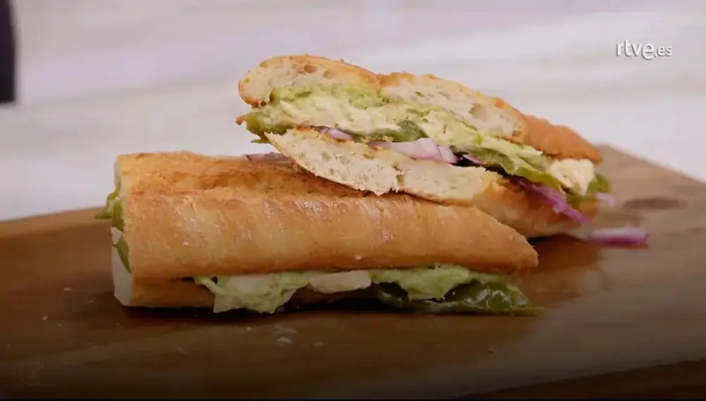 Bocadillo de pollo asado y aguacate de Dani García