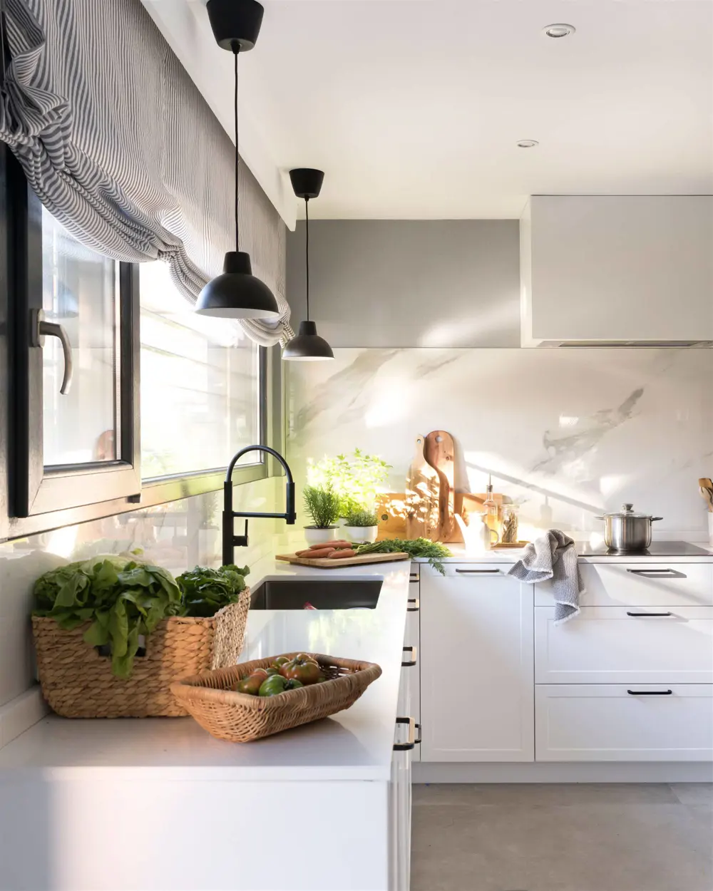 cocina blanca con grifo y lámparas en negro 00527512-O