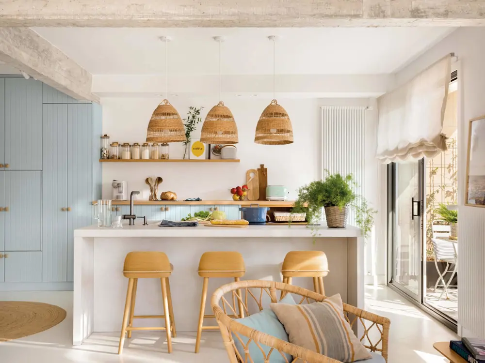 Cocina con estanterías