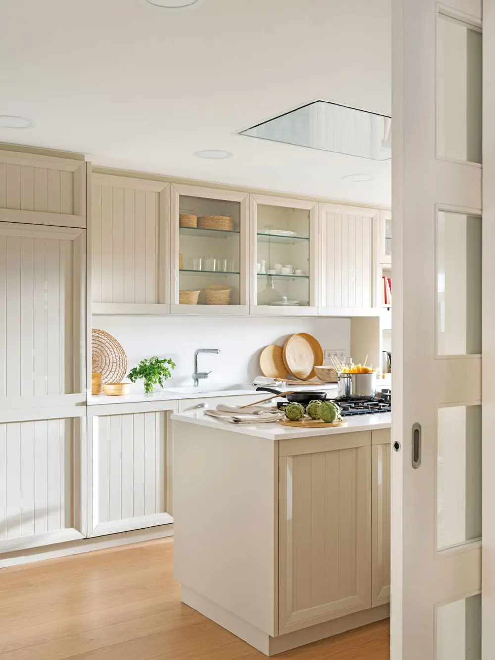 cocina con isla muebles blanco y vitrina 00501599