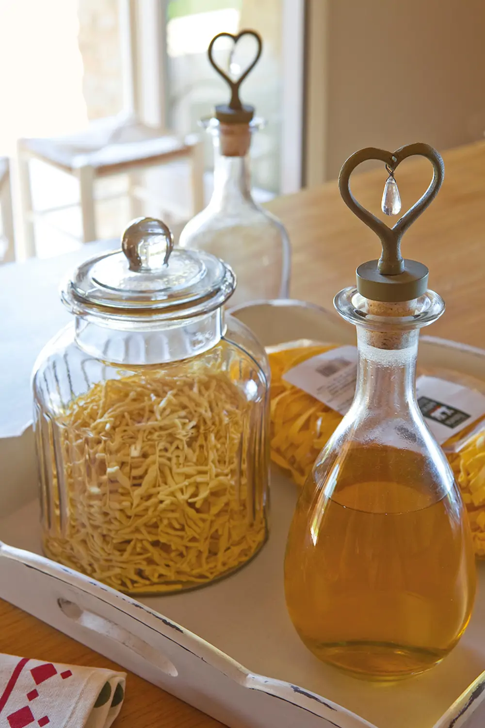 Detalle de bandeja con aceitera y bote de pasta