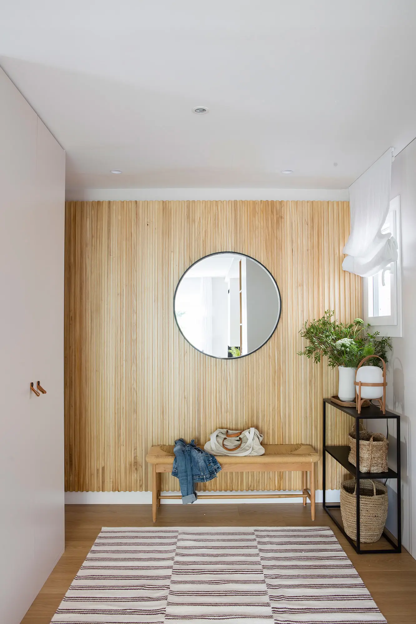 recibidor con revestimientos listones madera 