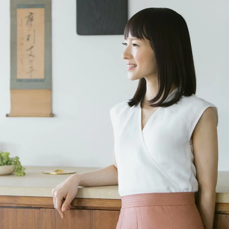 Marie Kondo planeando su próximo proyecto de organización