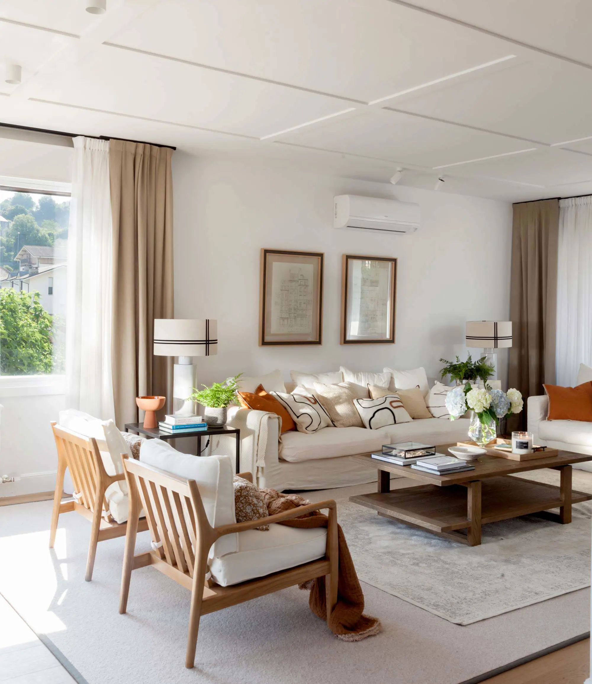 Salón con cortinas opacas y ligeras 