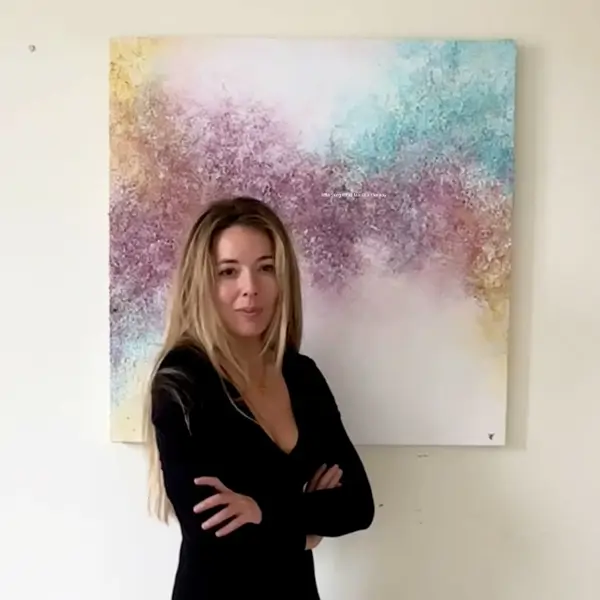 Tania Ciffer, artista gallega: "En un piso pequeño, con paredes estrechas, no puedes poner un cuadro grande, quedará encajonado"