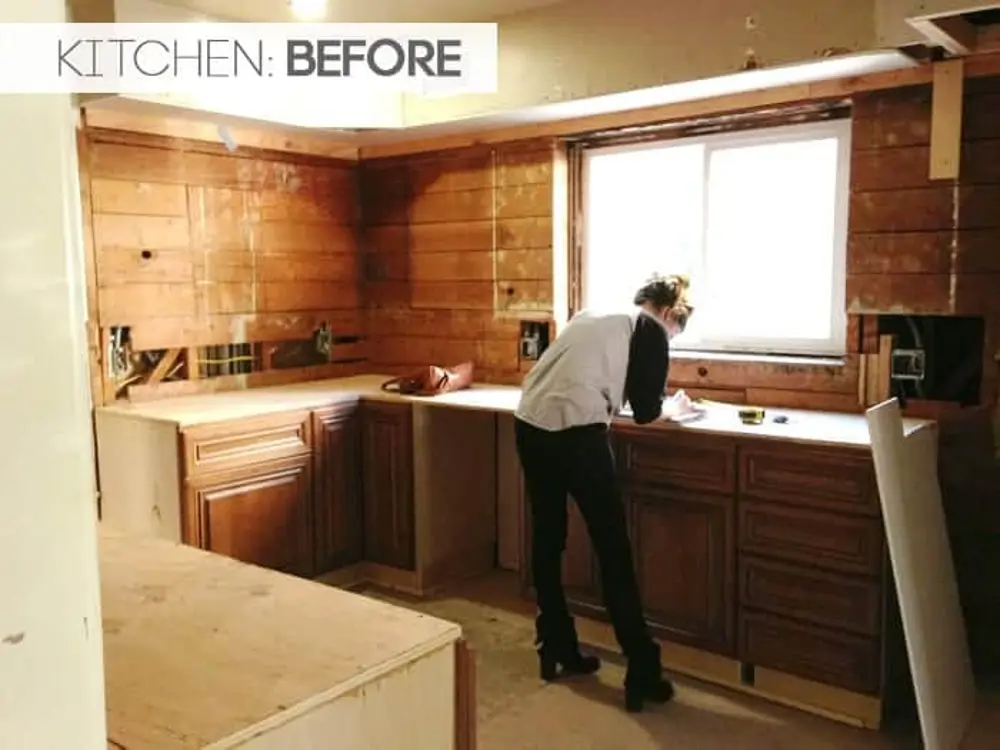 Antes: una cocina anticuada de madera envejecida