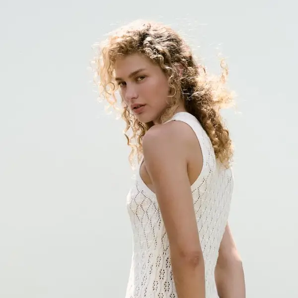 Hoy en ZARA: el vestido túnica holgado y sin tirantes que las mujeres de 60 van a agotar (y que te soluciona todo)