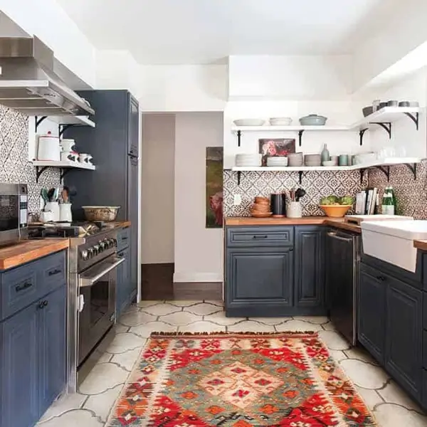 Emily Henderson, diseñadora de interiores neoyorquina: "He convertido una cocina oscura y anticuada en una estancia de Estilo Español llena de encanto y color"