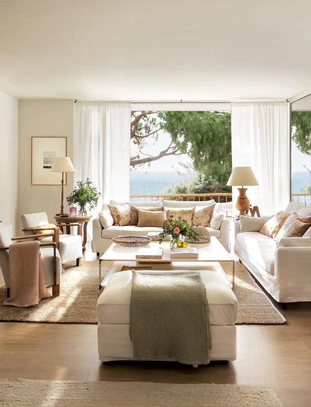 salón con sofás blancos 