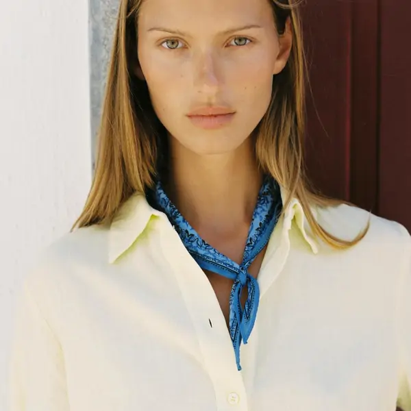 Vestidos "tipo camisa" y sin tirantes de Zara: perfectos para que una mujer de 60 se vea elegante, moderna y estilosa 