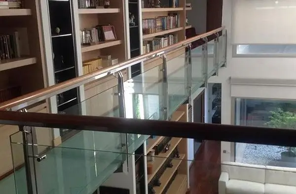 Una enorme biblioteca en las alturas