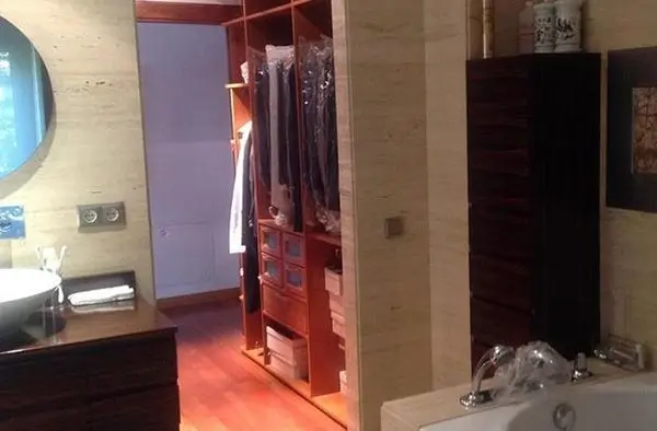 Un vestidor con cuarto de baño privado