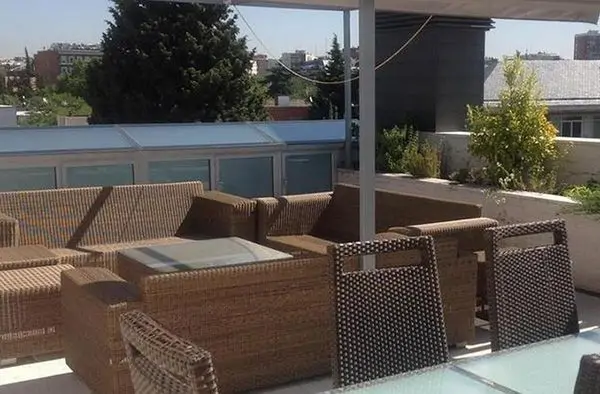 Una terraza con muchas fibras naturales