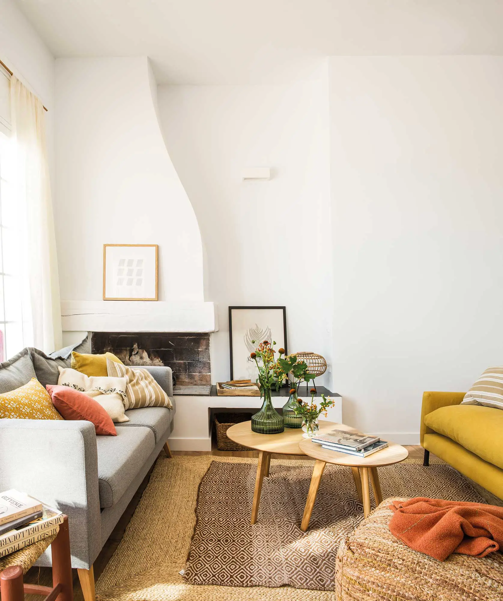 Salón con chimenea de obra y paredes blancas