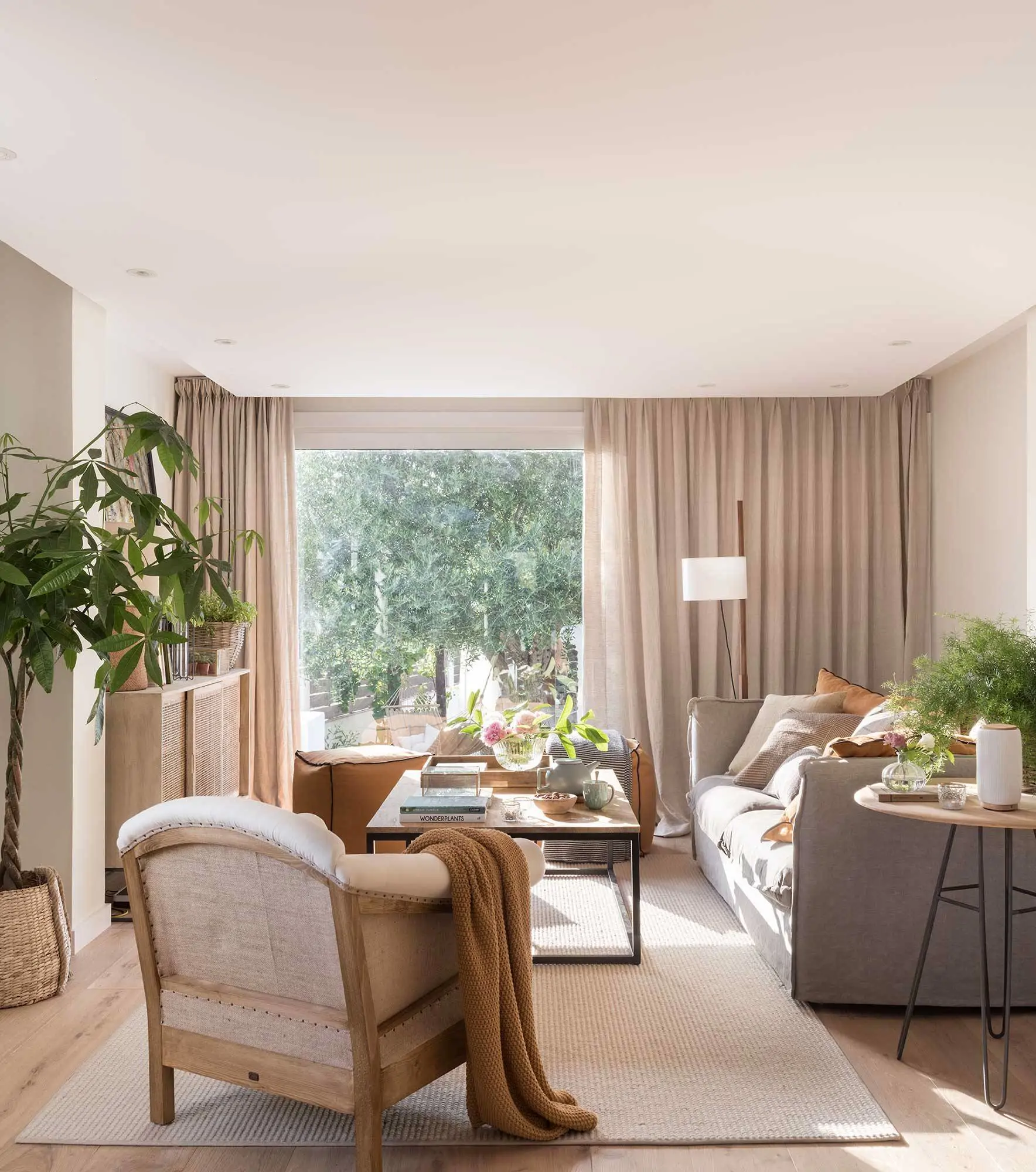 Salón pequeño en tonos neutros y decoración serena y minimalista