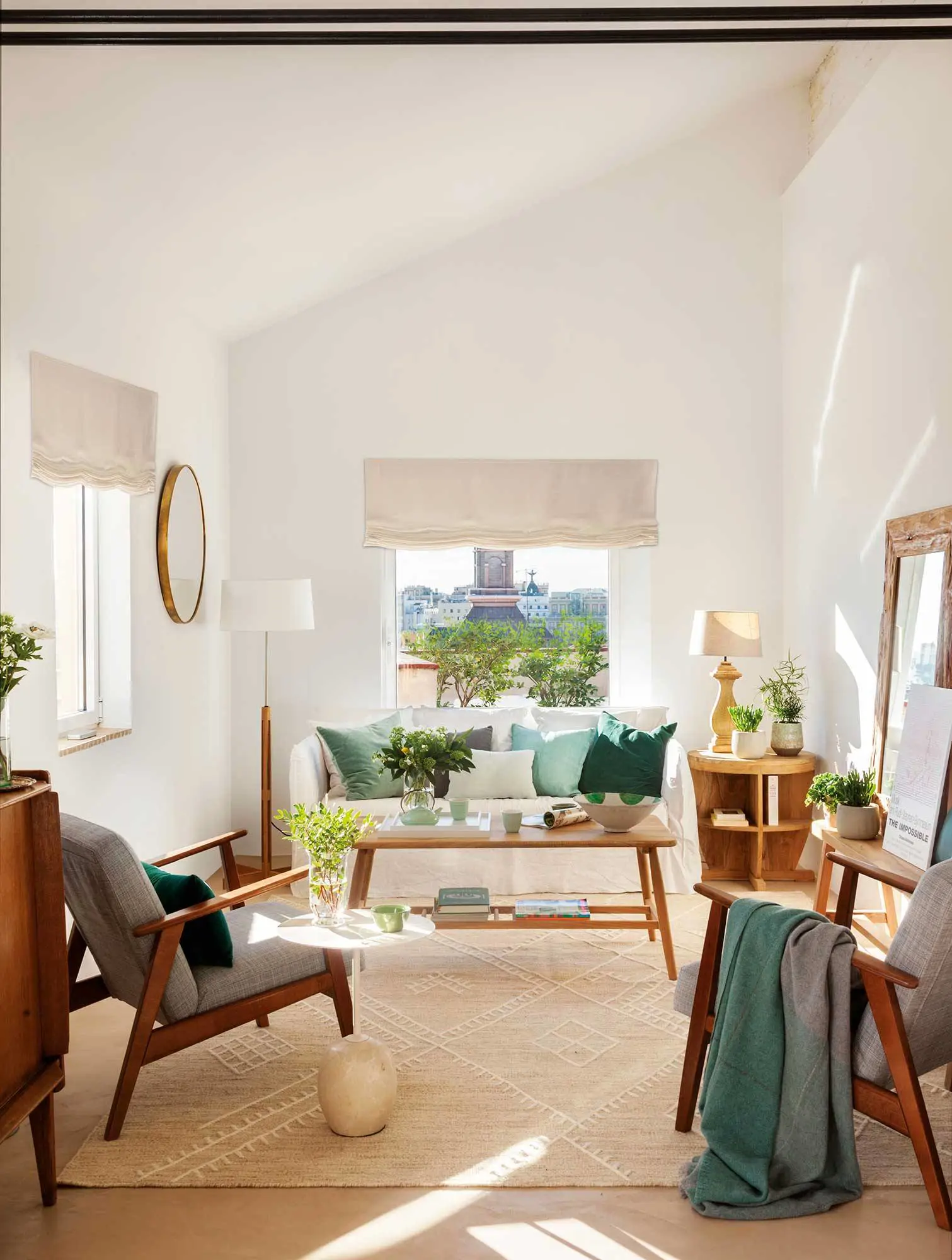 Salón pequeño con espejo de pie frente a la ventana
