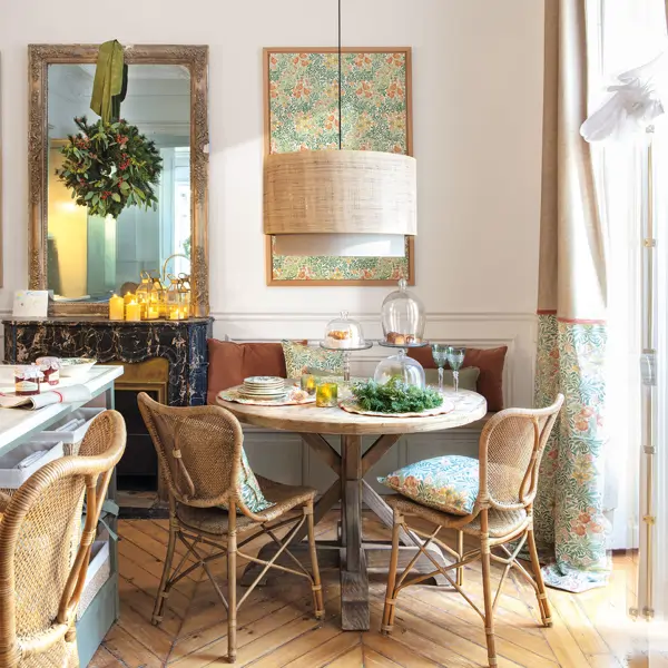 La cocina de Asun Antó en La Casa de Navidad de El Mueble 2024: verde salvia, grifos dorados y un office lleno de encanto