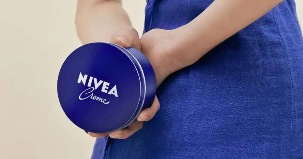 10 usos de la crema clásica Nivea de lata azul que no imaginas para tu