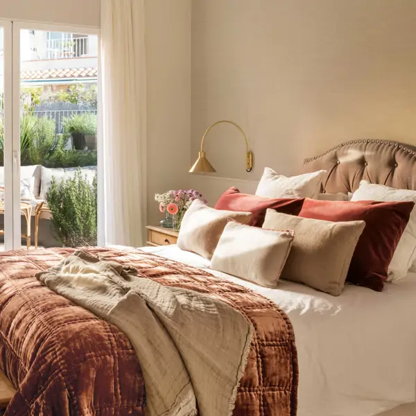 Los 15 dormitorios más bonitos de diciembre 2025: pequeños, con cabeceros mágicos, grandes, con papel pintado, o con vestidor