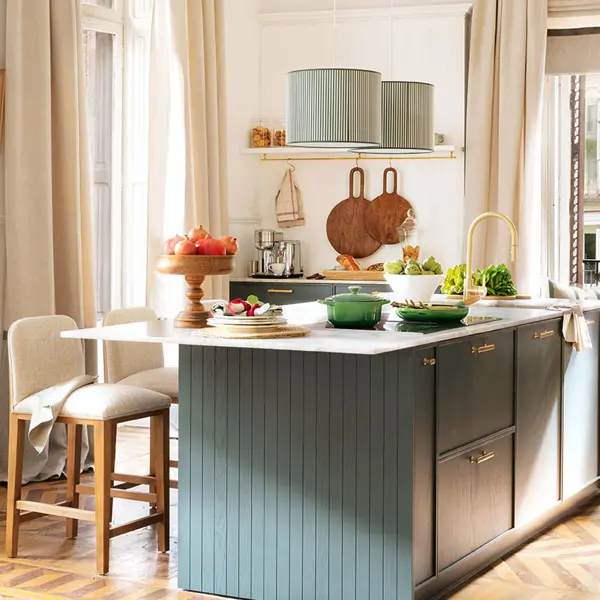 Entramos a la cocina de La Casa de Navidad de El Mueble: el corazón en verde abeto que inspiró toda la vivienda