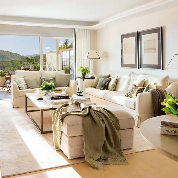 Ana Utrilla, interiorista: "Dos cuadros en la pared del sofá es la opción más versátil, más elegante y más fácil de integrar cuando buscamos una estética atemporal"