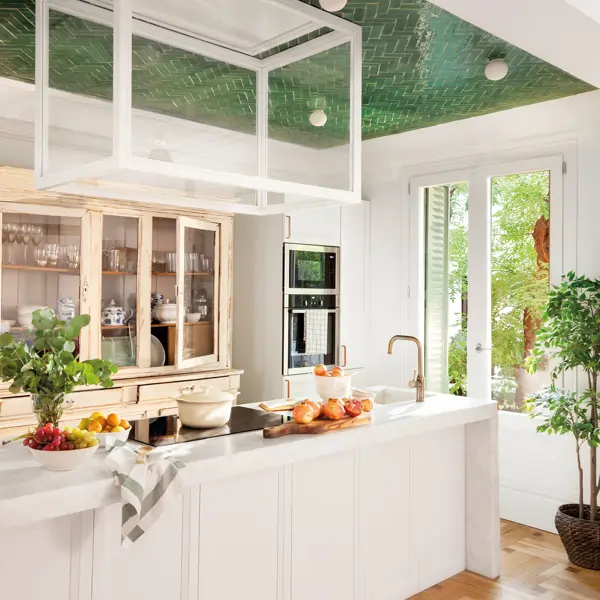 Una arquitecta francesa tiene la mejor idea para la pared de la cocina (y vuelve a poner de moda los azulejos)