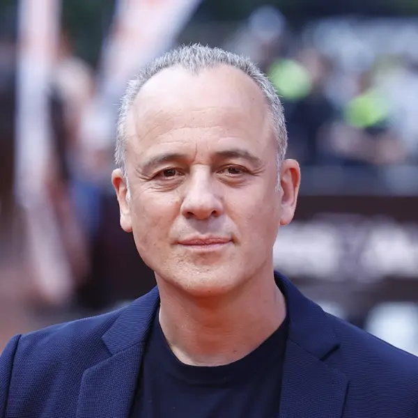 Javier Gutiérrez (54 años): “Cuando llegué a Madrid, era un chico que sabía hacerse su cama, se sabía cocinar… En fin, sabía hacer ciertas cosas que no permitía que se hiciesen en casa”