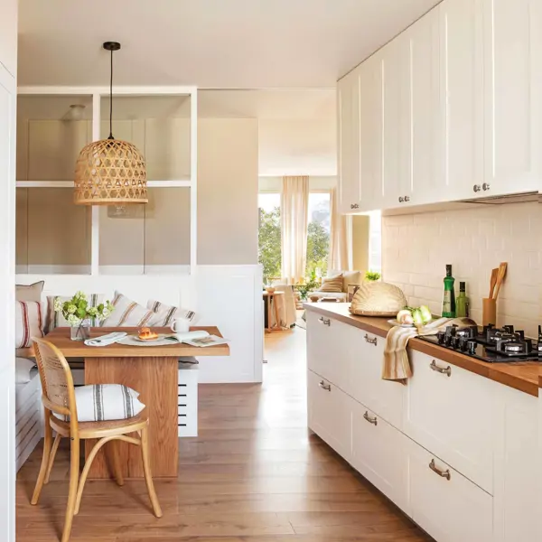 Cinco interioristas coinciden: "Las cocinas abiertas están de moda, pero este 2026 veremos cerramientos de cristal y cocinas semiabiertas"