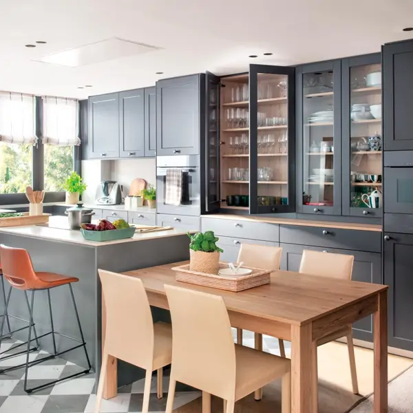 Susana Urbano, interiorista: "La cocina perfecta para tu jubilación debe tener electrodomésticos en columna para evitar agacharse"