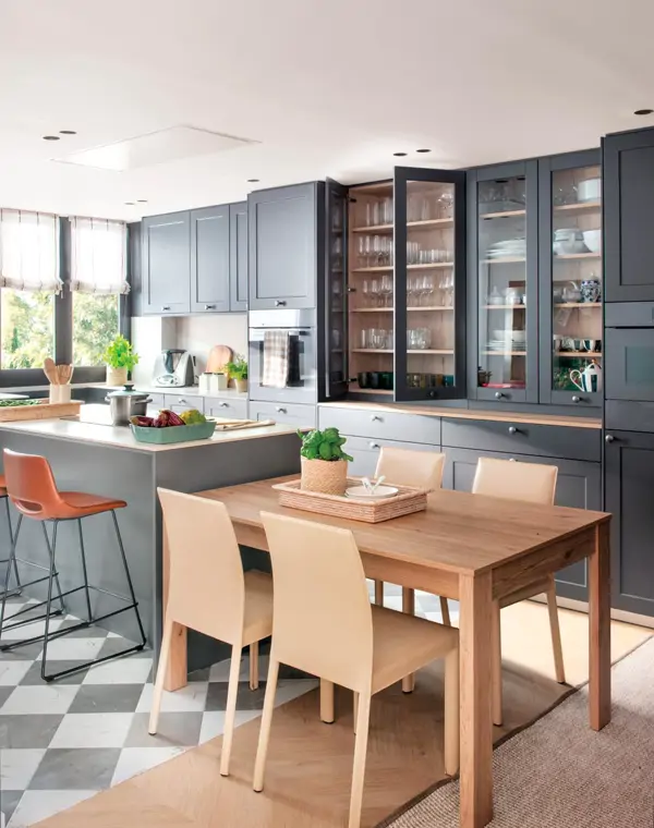 Susana Urbano, interiorista: "La cocina perfecta para tu jubilación debe tener electrodomésticos en columna para evitar agacharse"