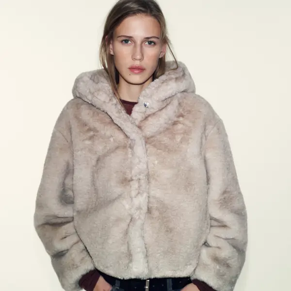 Zara tiene, otra vez, la chaqueta en tendencia que parece de pasarela, rejuvenece y cuesta menos de 50 €