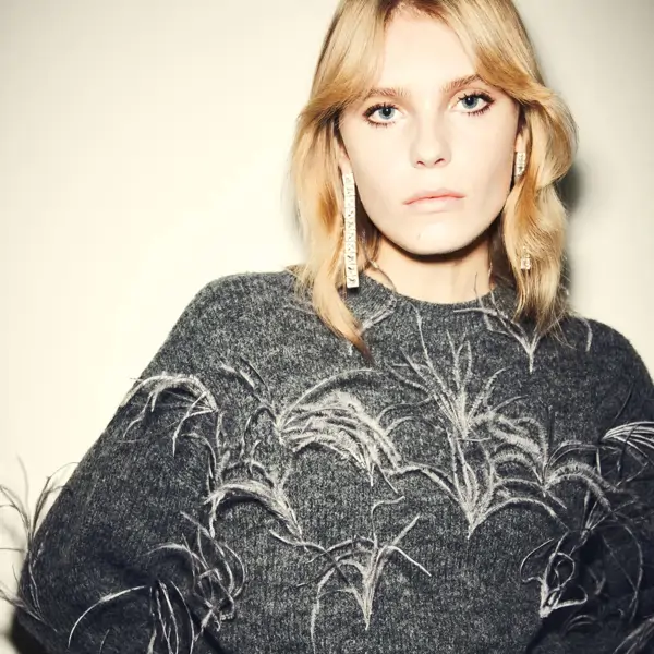 La Nochevieja ha escogido a su nuevo favorito: el jersey de Mango que lo hace todo bien (y combina con jeans)