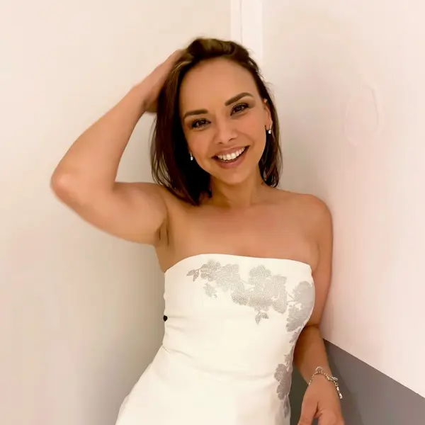 Chenoa (50 años): "Me encanta limpiar a un nivel muy alto. Limpio todo. Veo las pelusas, veo los ácaros... He tenido alguna caída tonta intentando limpiar altillos y cosas de estas"